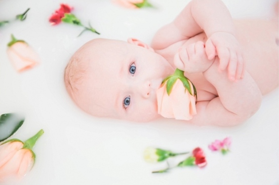 Трудници и бебиња во млечна бања