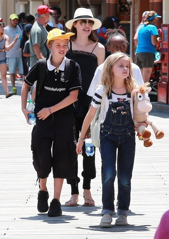 Анџелина Џоли со децата