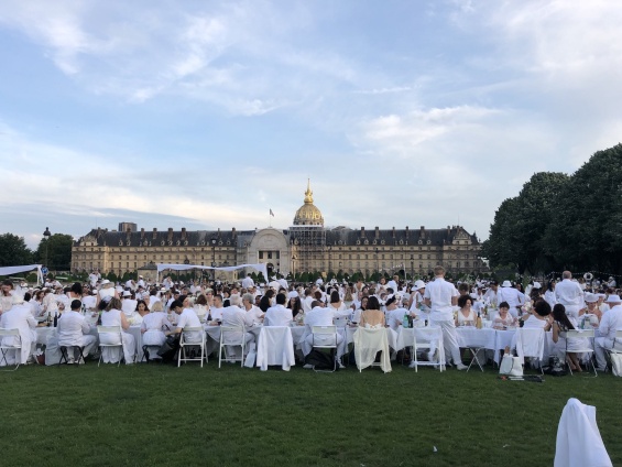 Вечера во бело во Париз